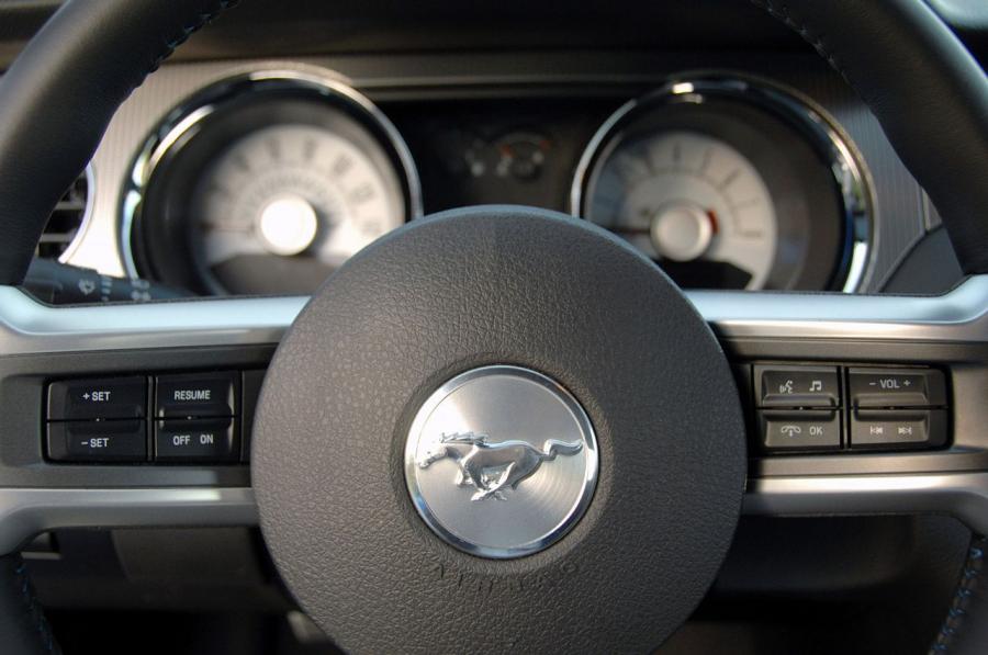  Ford Mustang GT 2010 года  (фото 62 из 213)